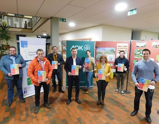 Die Bürgermeister der VG Lalling und die Initiatoren der „Fit-Kids“-Aktion beim ersten „Gesundheitszirkel“ in der Aula der Lallinger Grundschule: VG-Vorsitzender und Bürgermeister der Gemeinde Schaufling Robert Bauer (v.l.), sowie die Bürgermeister Robert Schwankl (Grattersdorf), Michael Reitberger (Lalling) und Thomas Straßer (Hunding) sowie Isabell Obermayer, Gesundheitsbeauftragte der VG Lalling, Christa Katzdobler (AOK Bayern), Dominic Maul vom Kreisjugendring und Rainer Unrecht vom Landratsamt (Gesundheitsregion plus).