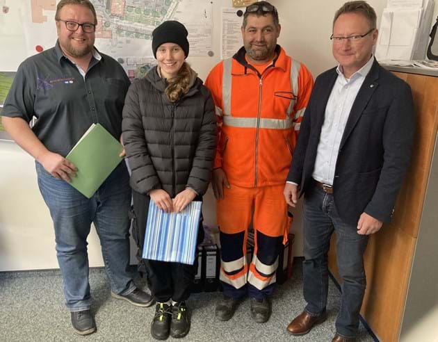 v. l.: Gemeinschaftsvorsitzender Bauer, Schülerin Eva Berndl, VG-Wasserfachkraft Berndl & Geschäftsstellenleiter Hunger