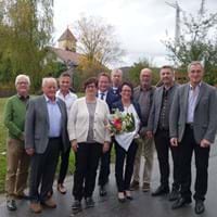 Hannelore Sterl (mit Blumenstrauß) mit den Bürgermeistern, Altbürgermeistern, Verwaltungsspitze und Personalrätin