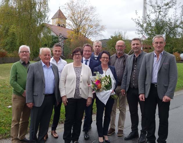 Hannelore Sterl (mit Blumenstrauß) mit den Bürgermeistern, Altbürgermeistern, Verwaltungsspitze und Personalrätin
