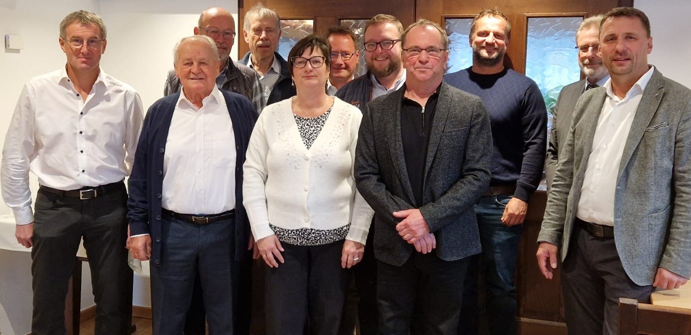 Rudolf Geiß (4.v.r.) mit Bürgermeistern, Altbürgermeistern, Verwaltungsspitze und Personalrätin