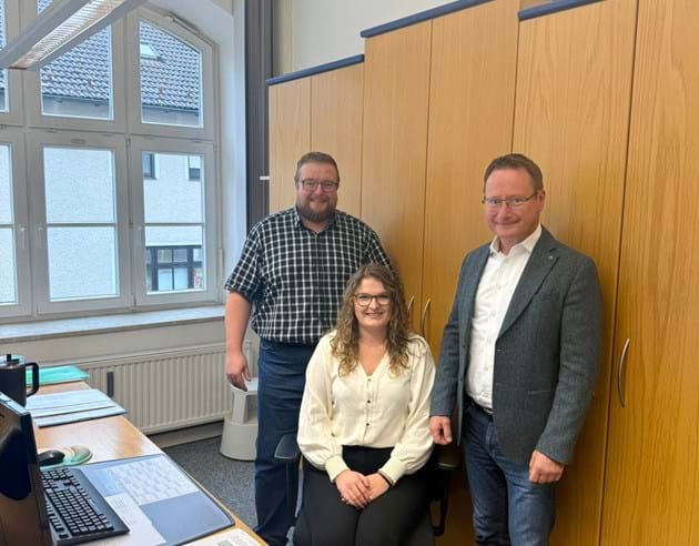Foto: v.l.n.r.: Gemeinschaftsvorsitzender Robert Bauer, Antonia Probst, Geschäftsstellenleiter Manfred Hunger