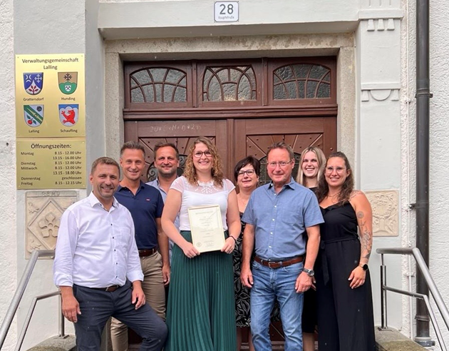Foto v.l.n.r.: 
Gemeinschaftsvorsitzender Thomas Straßer, Standesamtsleiter Patrick Eder, stellv. Gemeinschaftsvorsitzender Michael Reitberger, die neu ernannte Standesbeamtin Antonia Probst, Personalrätin Sabine Krallinger, Geschäftsstellenleiter Manfred Hunger, Standesbeamtin Anna-Lena Bredenbruch und Mitarbeiterin des Standesamts Sandra Marxt.