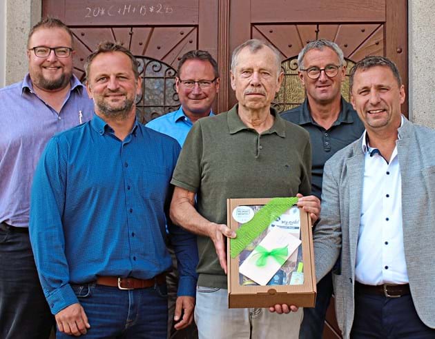 In einer kleinen Feier bedankten sich die   Bürgermeister Robert Bauer (v. l., Schaufling), Michael Reitberger (Lalling), Robert Schwankl (Grattersdorf) und Thomas Straßer (Hunding) sowie sein Nachfolger als Verwaltungschef Manfred Hunger (3. v. l.) bei ihm. Als Vorsitzender der VG würdigte  Straßer das Engagement Schröcks zum Wohle der Gemeinden im Lallinger Winkel. wet/Foto: Trs